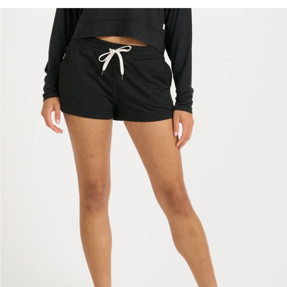 Vuori Women’s Halo Performance Shorts NWT - Picture 3 of 4